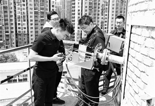 执法大队及监控分中心联合市局对燃气锅炉在线监测设施进行现场检查